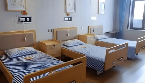 千金小姐为抢走女主的男友，半夜故意点女主家的20份鸡肉外卖